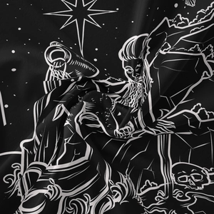Nahaufnahme des mystischen Astrologie Wandteppichs mit Totenkopf und Sterndruck