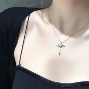 Détail du collier Cœur de Cupidon avec zircon carré et ailes d'ange porté par un modèle
