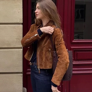 Dunkelbraune Damen-Wildlederjacke mit Reißverschluss im modischen Biker-Stil-Schnitt