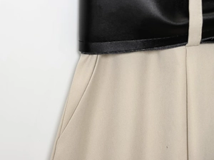 Détail d'une robe en sergé beige avec ceinture en cuir PU noir et coutures précises