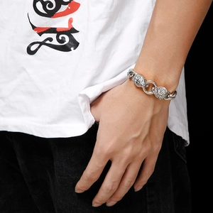 Detail of silver lion head Cuban chain bracelet for men with bold ring clasp mechanism