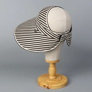 Détail de la visière pare-soleil large avec rayures noires et blanches et texture tissée