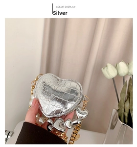 Mini sac argenté en forme de cœur avec texture croco, poignée en perles et chaîne en métal