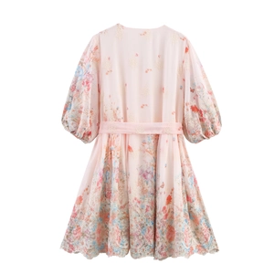 Robe courte rose brodée de fleurs avec manches lanternes et ceinture à la taille