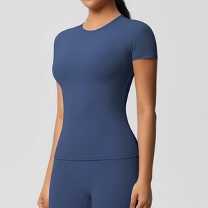Détail du t-shirt de yoga bleu marine à séchage rapide avec texture mate haut de gamme