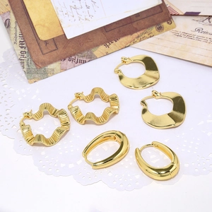 Minimalist 18K Gold Plated Copper Hoop Earrings For Women Western Style Geometric Wavy U-Shaped Smooth Hollow Earrings Jewelry Gift