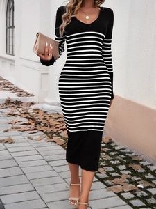 Détails de la robe en maille ajustée à col en V avec rayures contrastées noir et blanc