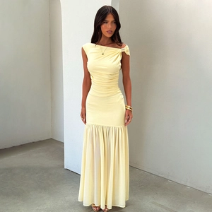 Détail d'une robe jaune sans manches avec taille froncée et ourlet plissé transparent