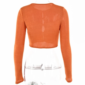 Vue arrière d'un cardigan court orange à manches longues avec boutons et tissu texturé