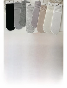 Detailed chart showing eight colors and fabric specs for breathable cotton crew socks