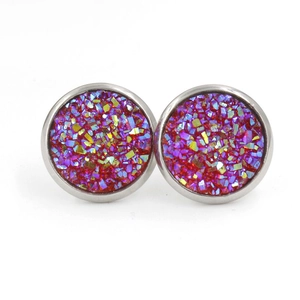 Gros plan détaillé de boucles d'oreilles 12mm en résine pailletée rouge et or étincelant