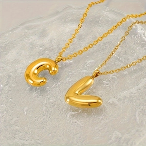 Collana in acciaio inossidabile dorato con pendenti a forma di lettere C e L