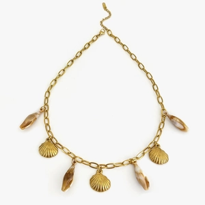 Collier doré 18 carats orné de pendentifs étoile de mer, tortue et coquillage naturel
