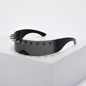Futuristische Cyberpunk-Schild-Sonnenbrille mit silbernen Metallnieten auf Podest