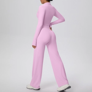 Vue détaillée du dos de l'ensemble de sport rose avec pantalon large et veste de jogging
