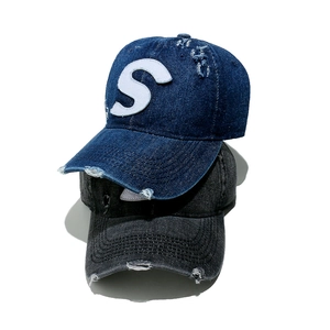 Washed-Denim-Baseballkappe mit S-Buchstabenstickerei und Distressed-Ripped-Details