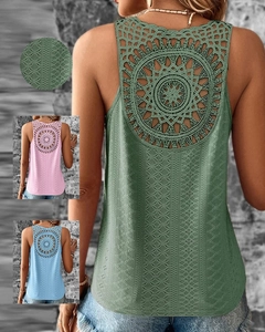 Détail du débardeur en dentelle verte montrant le motif mandala crocheté dans le dos
