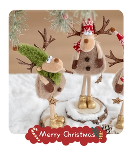 Dettaglio di figurine di renne natalizie con texture, base in legno e sfondo innevato