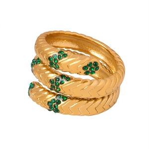Luxuriöser goldener Schlangenring mit grünen Kristallen und strukturierter Schuppenoptik