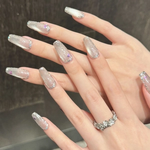 Handgemalte Cat-Eye-Nägel zum Aufdrücken mit silbernem Glitzer und Blumenakzenten