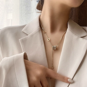 Élégant collier doré avec pierre œil de chat et pendentif cylindre en cristal pour femme