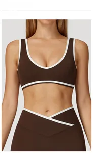 Détail de brassière sport café noir à liseré blanc et legging taille haute avec coupe en V