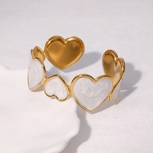 Bracelet jonc ouvert en acier inoxydable doré 18k avec motifs de cœurs blancs laqués