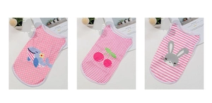 Dettaglio gilet rosa per cani con simpatiche stampe di balena, ciliegia e coniglietto