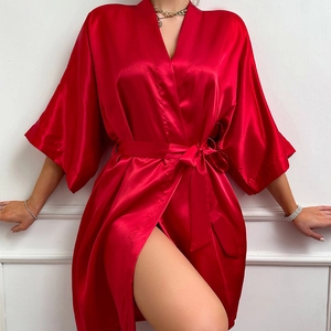 Peignoir élégant en satin de soie rouge pour femme avec col en V et ceinture nouée assortie
