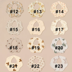 Collectie van twaalf bloembladvormige baby katoenen gaas slabbetjes met diverse prints