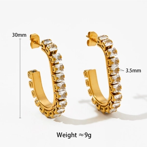 Détail de boucles d'oreilles C dorées avec zircons colorés et mesures de dimensions