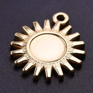 Macro shot of 18k gold sun shape pendant made of 304 stainless steel with top loop