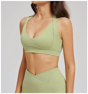 Detail von avocadogrüner Yoga-Bra mit gekreuzten Trägern und Cross-Taillen-Leggings