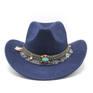 Détail d'un chapeau de cow-boy en daim bleu marine avec turquoise, perles et glands