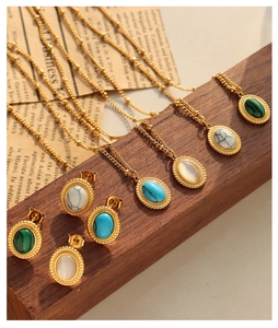 Gedetailleerde weergave van vintage sieradensets met turquoise en kattenoogsteen hangers