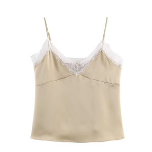 Détail d'un caraco en satin champagne avec dentelle blanche délicate sur le décolleté