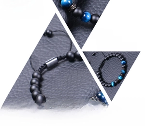 Détail macro de perles d'œil de tigre bleu et onyx noir mat avec cordon ajustable