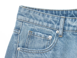 Dettaglio dei jeans blu chiaro che mostra le tasche in vita e le cuciture a contrasto
