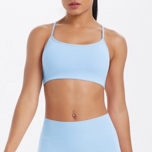 Détail du soutien-gorge de sport dos croisé bleu clair et legging de yoga sur modèle