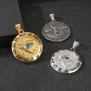 Vue détaillée des pendentifs Oeil d'Horus et Saint Michel en acier inoxydable vintage