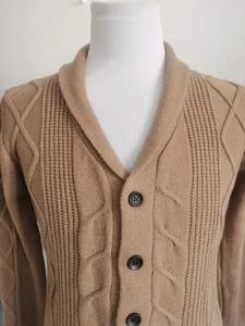Detail der Zopfmuster-Textur und des Schalkragens bei der braunen Herren-Strickjacke