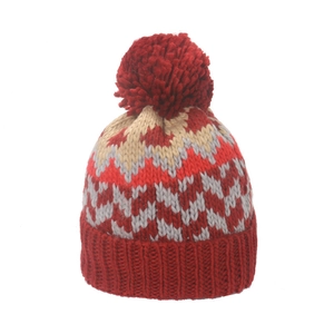 Bonnet tricoté d'hiver avec pompon rouge et motif géométrique à chevrons gris et crème