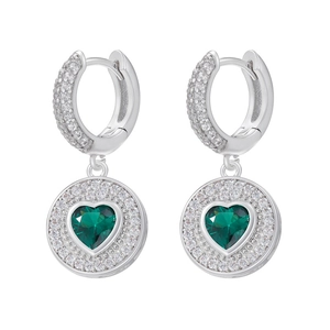 Détail de boucles d'oreilles en argent avec pierre verte en cœur et pavé de zircones