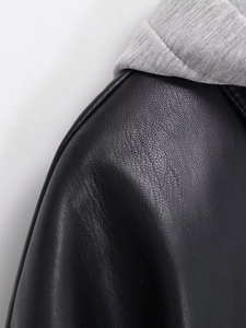 Détail de la veste en similicuir grainé avec texture de capuche en tissu tricoté