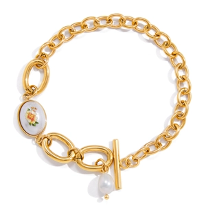 Bracelet chaîne dorée vintage avec fermoir OT, breloque fleurie et pendentif perle