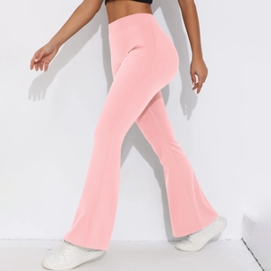 Detail der rosa ausgestellten Yoga-Hose mit hohem Bund und breitem elastischem Gürtel