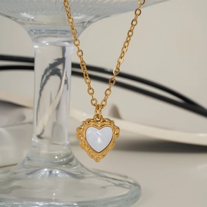 Collier cœur vintage français plaqué or avec dentelle et incrustation de nacre