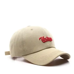 Detalle de gorra de béisbol de algodón caqui con bordado Vintage rojo de alta calidad