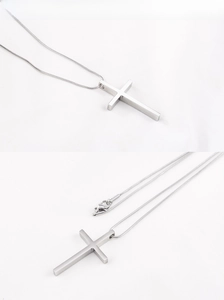 Détail du pendentif croix en acier titane argenté avec chaîne serpent et fermoir