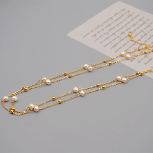 Collier double rangée en acier doré avec perles d'eau douce blanches et billes